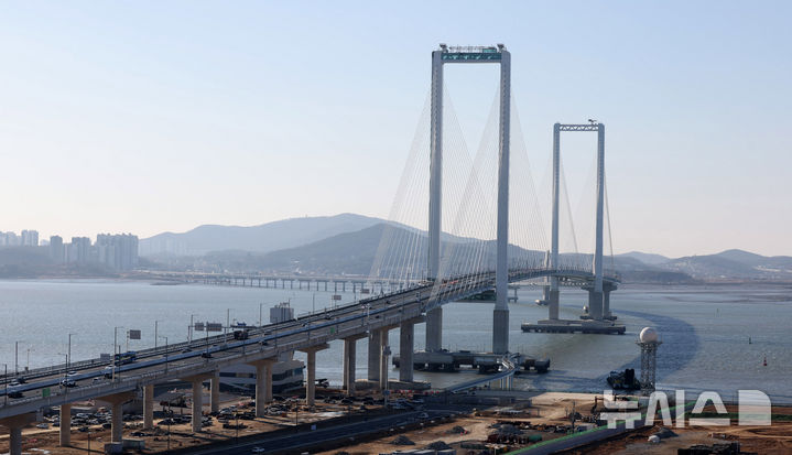 [인천=뉴시스] 전진환 기자 = 이달 5일 오후 개통돼 통행이 시작된 영종도와 내륙을 연결하는 세 번째 교량인 ‘제3연륙교’에서 차량들이 운행을 하고 있다. 2026.01.05. amin2@newsis.com