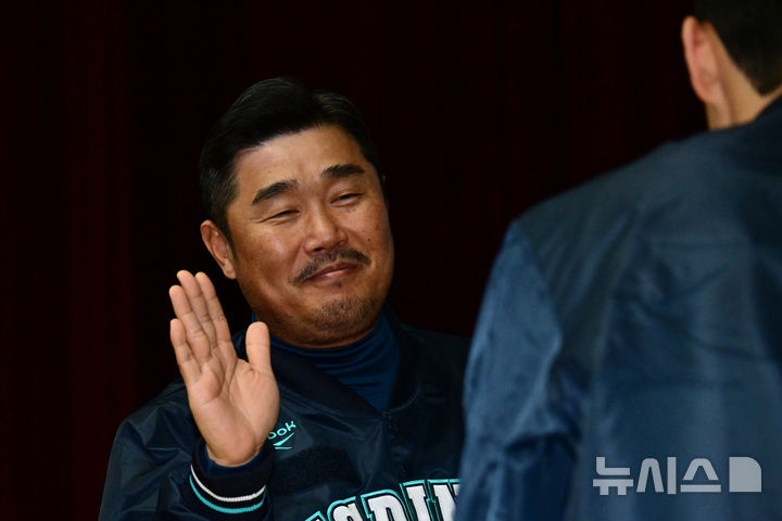 [창원=뉴시스] 차용현 기자 = 5일 경남 창원시 마산종합운동장 올림픽기념관 실내공연장에서 열린 'NC다이노스 2026 신년회'에 참석한 이호준 감독이 선수들과 하이파이브를 하고 있다. 2026.01.05. con@newsis.com