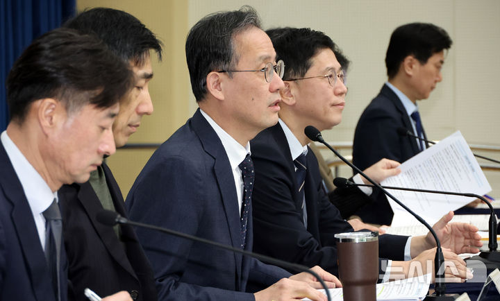 [세종=뉴시스] 강종민 기자 = 이형일 재정경제부 차관이 지난 5일 세종시 정부세종청사에서 2026년 경제성장전략 주요 내용을 발표하고 있다. 2026.01.09. ppkjm@newsis.com