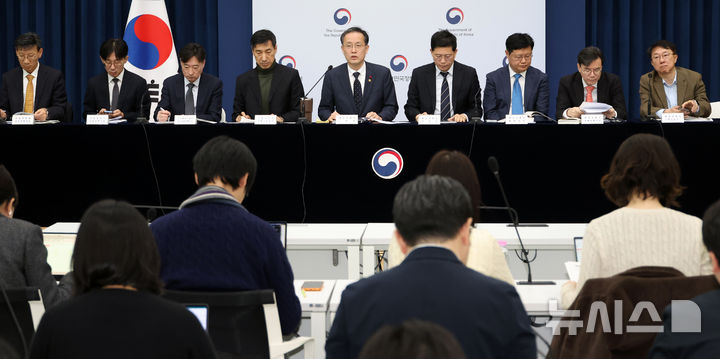 [세종=뉴시스] 강종민 기자 = 이형일 재정경제부 1차관이 지난 5일 세종시 정부세종청사에서 2026년 경제성장전략 주요 내용을 발표하고 있다. 2026.01.09. ppkjm@newsis.com