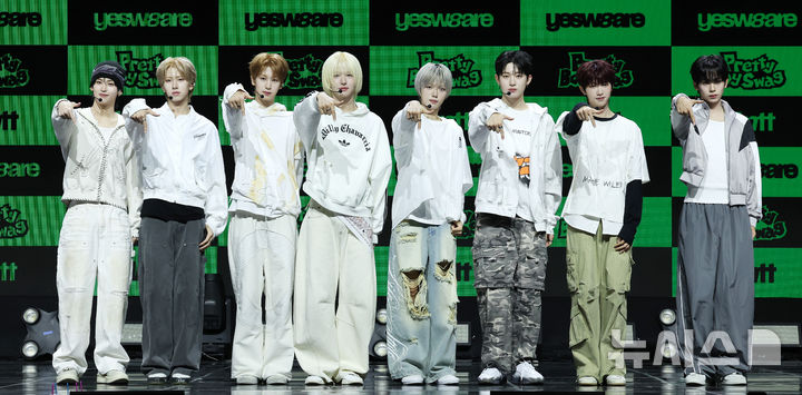 [서울=뉴시스] 김혜진 기자 = 그룹 아이덴티티 예스위아(왼쪽부터 토와, 박누리, 이규혁, 이청명, 김성준, 한예준, 최경빈, 황은수)가 5일 오후 서울 한남동 블루스퀘어에서 열린 앨범 '예스위아' 발매 기념 쇼케이스에서 포즈를 취하고 있다. 2026.01.05. jini@newsis.com