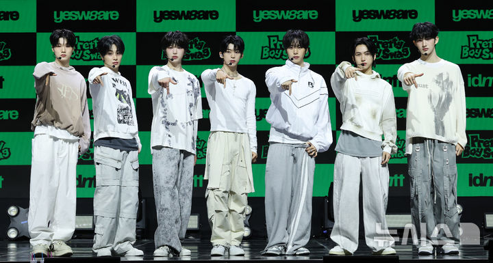 [서울=뉴시스] 김혜진 기자 = 그룹 아이덴티티 유네버멧(왼쪽부터 이환희, 남지운, 이재영, 김도훈, 최태인, 김주호, 김희주)이 5일 오후 서울 한남동 블루스퀘어에서 열린 앨범 '예스위아' 발매 기념 쇼케이스에서 포즈를 취하고 있다. 2026.01.05. jini@newsis.com