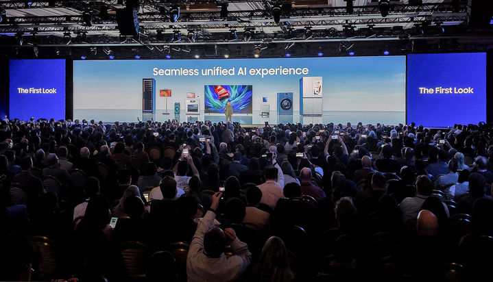 [서울=뉴시스] 노태문 삼성전자 대표이사 사장(DX부문장)이 4일(현지 시간) 미국 아스베이거스 윈 호텔에서 열린 CES 2026 '더 퍼스트룩' 프레스 컨퍼런스에서 연설을 하고 있다. (사진=삼성전자 제공) 2026.01.05. photo@newsis.com *재판매 및 DB 금지