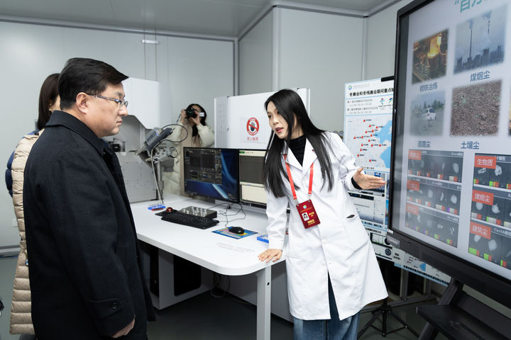 [서울=뉴시스] 김성환 기후에너지환경부 장관이 5일 중국 베이징 소재 한·중 환경협력센터를 방문하여 한·중연합환경연구실험실에서 미세먼지 분석 등 실험장비를 살펴보고 있다. (사진=기후에너지환경부 제공) 2026.01.05. photo@newsis.com *재판매 및 DB 금지