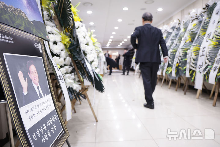 [서울=뉴시스] 사진공동취재단 = 5일 서울 서초구 서울성모병원 장례식장에 마련된 배우 안성기의 빈소에 연예계를 비롯한 각계에서 보낸 근조화환이 놓여 있다. 2026.01.05. photo@newsis.com