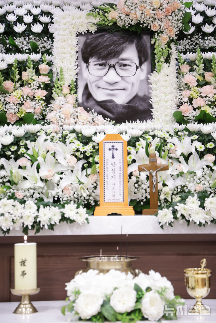[서울=뉴시스] 사진공동취재단 = 5일 서울 서초구 서울성모병원 장례식장에 배우 안성기의 빈소가 마련돼 있다. 2026.01.05. photo@newsis.com