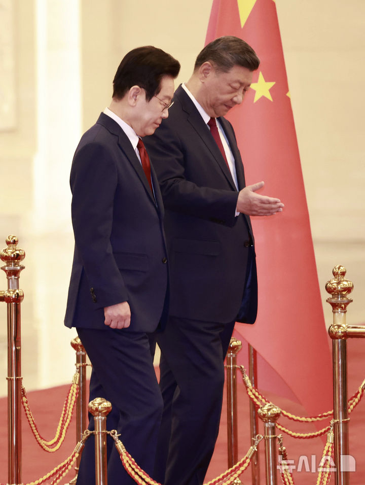 [베이징=뉴시스] 최동준 기자 = 중국을 국빈 방문 중인 이재명 대통령이 5일(현지 시간) 베이징 인민대회당에서 열린 공식환영식에서 시진핑 국가주석과 의장대를 사열하고 이동하고 있다. 2026.01.05. photocdj@newsis.com