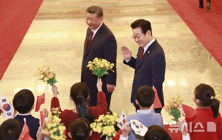 [베이징=뉴시스] 최동준 기자 = 중국을 국빈 방문 중인 이재명 대통령이 5일(현지 시간) 베이징 인민대회당에서 열린 공식환영식에서 시진핑 국가주석과 어린이들의 환영을 받고 있다. 2026.01.05. photocdj@newsis.com