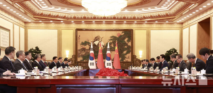 [베이징=뉴시스] 최동준 기자 = 중국을 국빈 방문 중인 이재명 대통령이 5일(현지 시간) 베이징 인민대회당에서 열린 시진핑 국가주석과 정상회담에서 발언하고 있다. 2026.01.05. photocdj@newsis.com