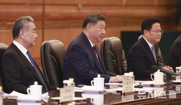 시진핑 "중·한 양국, 평화·발전에 책임…역사의 올바른 편 서야"