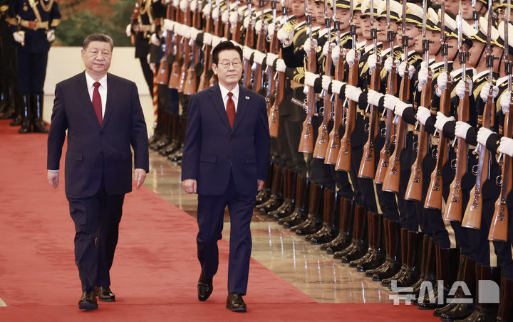 [베이징=뉴시스] 최동준 기자 = 중국을 국빈 방문 중인 이재명 대통령이 5일(현지 시간) 베이징 인민대회당에서 열린 공식환영식에서 시진핑 국가주석과 의장대를 사열하고 있다. 2026.01.05. photocdj@newsis.com