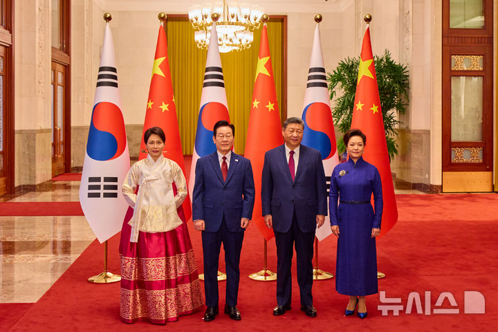 [베이징=뉴시스] 최동준 기자 = 중국을 국빈 방문 중인 이재명 대통령과 김혜경 여사가 5일(현지 시간) 베이징 인민대회당에서 시진핑 국가주석, 부인 펑리위안 여사와 기념촬영을 하고 있다. (공동취재) 2026.01.05. photocdj@newsis.com