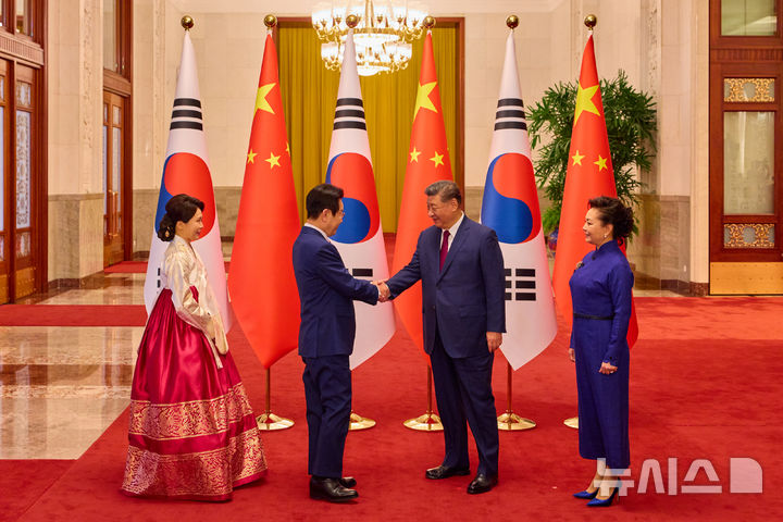 [베이징=뉴시스] 최동준 기자 = 중국을 국빈 방문 중인 이재명 대통령이 5일(현지 시간) 베이징 인민대회당에서 시진핑 국가주석과 악수를 하고 있다. 왼쪽부터 김혜경 여사, 이 대통령, 시진핑 국가주석, 펑리위안 여사. (공동취재) 2026.01.05. photocdj@newsis.com