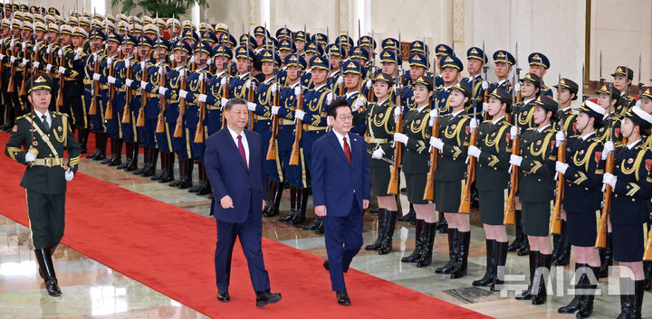 [베이징=뉴시스] 최동준 기자 = 중국을 국빈 방문 중인 이재명 대통령이 5일(현지 시간) 베이징 인민대회당에서 열린 공식환영식에서 시진핑 국가주석과 의장대를 사열하고 있다. 2026.01.05. photocdj@newsis.com