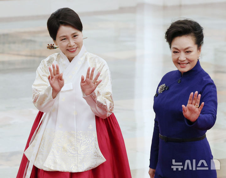 김혜경 여사, 中 펑리위안 여사와 차담… "오래 전부터 팬이다" [뉴시스Pic]