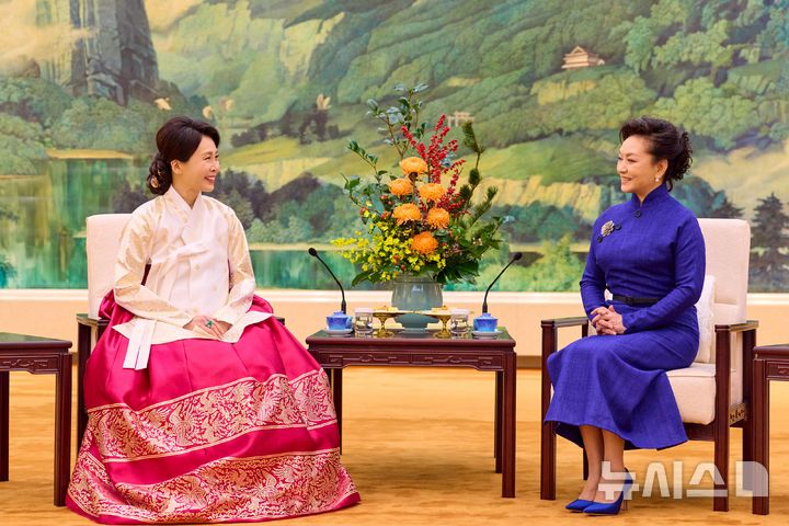 [베이징=뉴시스] 최동준 기자 = 이재명 대통령과 함께 중국을 국빈 방문 중인 김혜경 여사가 5일(현지 시간) 베이징 인민대회당에서 시진핑 국가주석의 부인 펑리위안 여사와 환담하고 있다. (공동취재) 2026.01.05. photocdj@newsis.com
