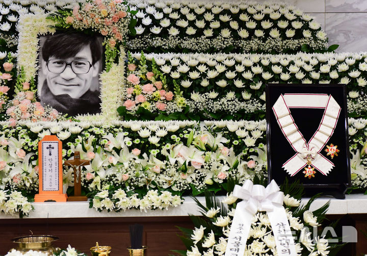 [서울=뉴시스] 사진공동취재단 = 5일 서울 서초구 서울성모병원 장례식장에 마련된 배우 안성기의 빈소에 금관문화훈장이 놓여 있다. 2026.01.05. photo@newsis.com