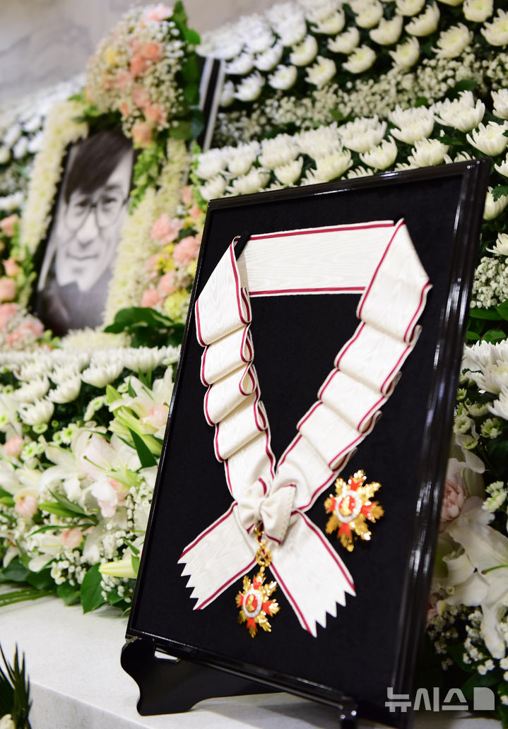 [서울=뉴시스] 사진공동취재단 = 5일 서울 서초구 서울성모병원 장례식장에 마련된 배우 안성기의 빈소에 금관문화훈장이 놓여 있다. 2026.01.05. photo@newsis.com