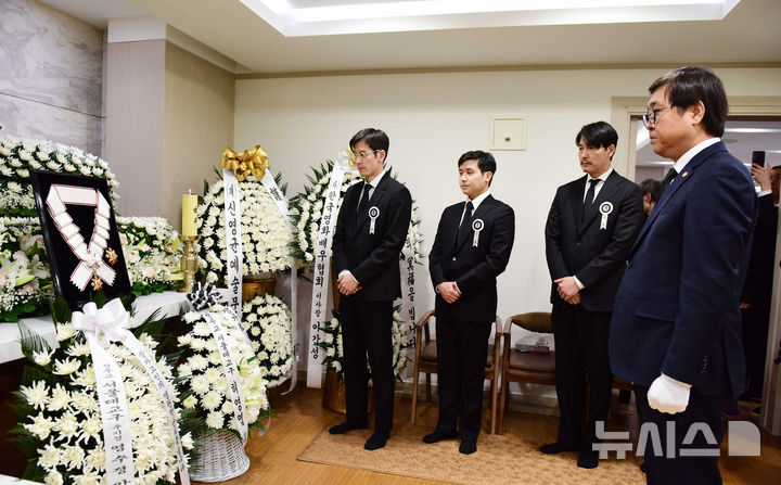 [서울=뉴시스] 사진공동취재단 = 최휘영 문화체육관광부 장관이 5일 서울 서초구 서울성모병원 장례식장에 마련된 배우 안성기의 빈소에서 조문하고 있다. 2026.01.05. photo@newsis.com