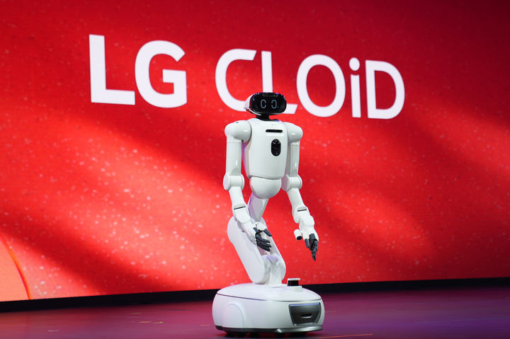 [라스베이거스=AP/뉴시스] 5일(현지 시간) 미 네바다주 라스베이거스 만달레이베이 컨벤션 센터에서 세계 최대 IT·전자 전시회 'CES 2026' 개막을 앞두고 열린 'LG 월드 프리미어'에서 LG전자 가정용 로봇 ‘클로이드(CLOiD)’가 소개되고 있다. 2026.01.06.