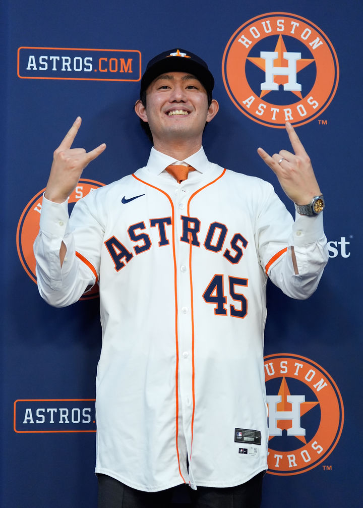 [휴스턴=AP/뉴시스] 일본인 투수 이마이 다쓰야가 6일(한국 시간) 미국 텍사스주 휴스턴의 다이킨 파크에서 열린 휴스턴 애스트로스 입단식에서 포즈를 취하고 있다. 2026.01.06
