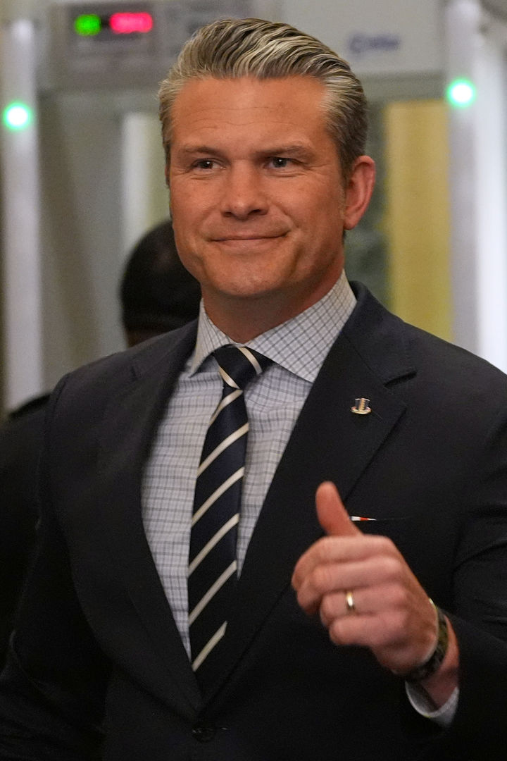 [워싱턴=AP/뉴시스] 피트 헤그세스 미국 국방장관이 5일(현지 시간) 미국 워싱턴DC 국회의사당에 도착하고 있다. 헤그세스 장관은 니콜라스 마두로 베네수엘라 대통령 체포 작전에 미군 병력 200명이 수도 카라카스에 투입됐다고 2026.01.06.