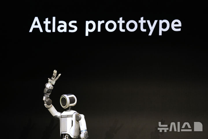 [라스베이거스=AP/뉴시스] 5일(현지 시간) 미 네바다주 라스베이거스 만달레이베이 컨벤션 센터에서 세계 최대 IT·전자 전시회 'CES 2026' 개막을 앞두고 열린 현대차그룹과 보스턴 다이내믹스의 미디어데이에서 휴머노이드 로봇 '아틀라스'가 공개되고 있다. 2026.01.07.