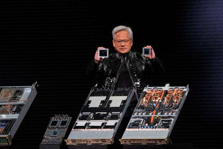 [라스베이거스=AP/뉴시스] 젠슨 황 엔비디아 최고경영자(CEO)가 5일(현지 시간) 미 네바다주 라스베이거스 퐁텐블로 호텔에서 세계 최대 IT·전자 전시회 'CES 2026' 개막을 앞두고 열린 엔비디아 라이브에서 차세대 그래픽 처리장치 루빈 GPU와 중앙처리장치 베라 CPU를 들어 보이고 있다. 2026.01.06.