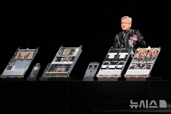 [라스베이거스=AP/뉴시스] 젠슨 황 엔비디아 최고경영자(CEO)가 5일(현지 시간) 미 네바다주 라스베이거스 퐁텐블로 호텔에서 세계 최대 IT·전자 전시회 'CES 2026' 개막을 앞두고 열린 엔비디아 라이브에서 루빈 AI 슈퍼컴퓨팅 플랫폼에 대해 발언하고 있다. 2026.01.06.