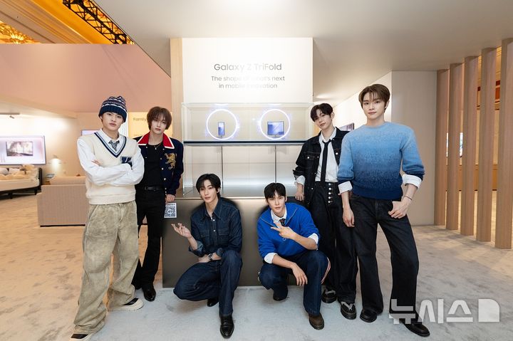 [라스베이거스=뉴시스]K팝 아티스트 라이즈(RIIZE)가 삼성전자 '더 퍼스트룩' 단독 전시관에서 두 번 접는 폴더블폰 '갤럭시 Z 트라이폴드'를 소개하고 있다. (사진 = 삼성전자) 2026.01.06. photo@newsis.com 