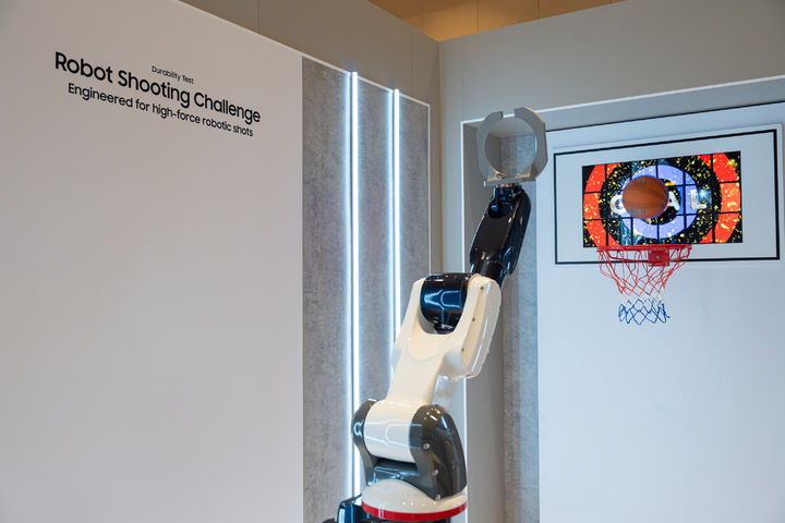 [라스베이거스=뉴시스][라스베이거스=뉴시스]삼성디스플레이가 5일(현지시간) 미국 라스베이거스 CES 2026에서 진행한 폴더블 패널 내구성 테스트. (사진 = 업체 제공) 2026.01.06. photo@newsis.com&nbsp; *재판매 및 DB 금지