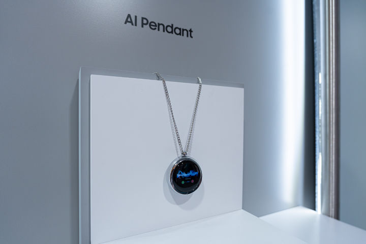 [라스베이거스=뉴시스]삼성디스플레이가 5일(현지시간) 미국 라스베이거스 CES 2026에서 공개한 AI 올레드 펜던트. (사진 = 업체 제공) 2026.01.06. photo@newsis.com&nbsp; *재판매 및 DB 금지