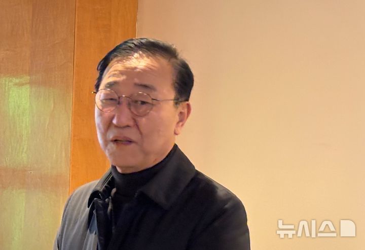 [워싱턴=뉴시스]이윤희 특파원 = 김윤덕 국토교통부 장관이 5일(현지 시간) 미국 워싱턴DC 인근 한 식당에서 특파원단 간담회를 열고 발언하고 있다. 2026.01.06.