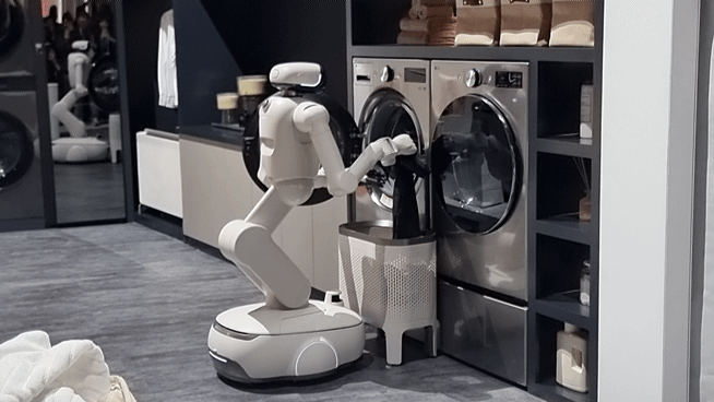 [라스베이거스=뉴시스]이지용 기자 = LG 클로이드가 옷을 빨래통에서 꺼내 세탁기에 넣고 있다. 2026.01.05. leejy5223@newsis.com *재판매 및 DB 금지 *재판매 및 DB 금지