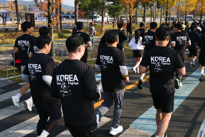 [서울=뉴시스] LG유플러스가 지난해 순직 소방관 추모 마라톤 대회에서 선보인 ‘119메모리얼런 기념 티셔츠’를 추가 판매하기로 했다. (사진=LGU+ 제공) *재판매 및 DB 금지