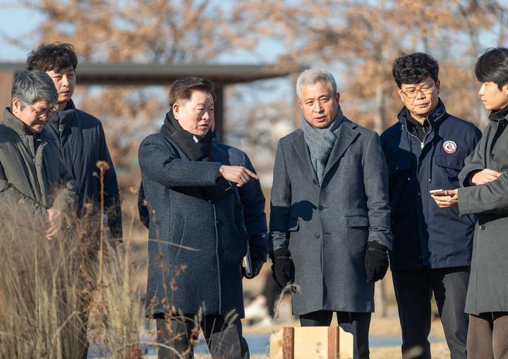 [광명=뉴시스] 박승원 경기 광명시장(왼쪽 세번째)이 5일 안양천 시민정원 시범사업구간에서 관리실태 등을 점검하고 있다. (사진=광명시 제공) 2026.01.06. photo@newsis.com *재판매 및 DB 금지