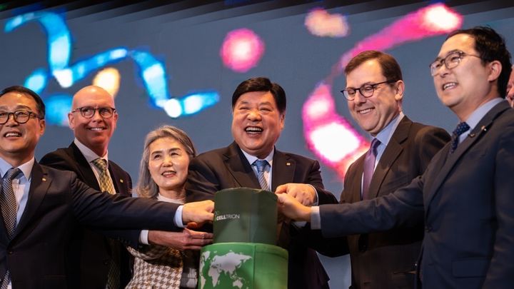 [서울=뉴시스] 미국 생산시설 개소식. 왼쪽부터 기우성 셀트리온 부회장, 토드 윙지 셀트리온 브랜치버그 대표이사, 박경옥 셀트리온홀딩스 수석 부회장, 서정진 셀트리온그룹 회장, 토마스 킨 주니어 연방 뉴저지 하원의원, 앤디 김 연방 뉴저지 상원의원. (사진=셀트리온 제공) 2026.1.6. photo@newsis.com *재판매 및 DB 금지