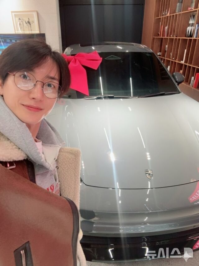 이특, 새해 맞이 새 포르쉐 구매…"올해도 잘 부탁드립니다"