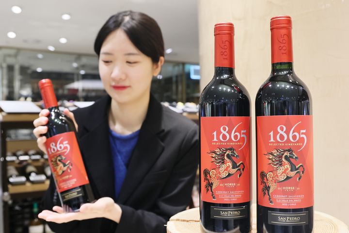 [대구=뉴시스] 롯데백화점 대구점 지하 2층 와인코너에 직원이 '1865 빈야드 적토마 에디션' 와인을 선보이는 모습. (사진=롯데백화점 대구점 제공) 2026.01.06. photo@newsis.com *재판매 및 DB 금지