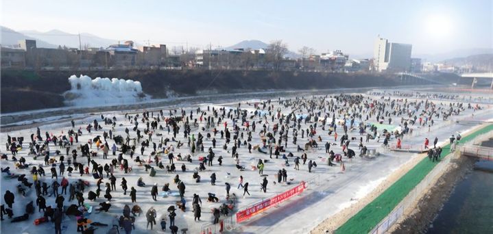 [홍천=뉴시스] 지난해 홍천강 꽁꽁축제장. (사진=홍천군 제공) 2026.01.06. photo@newsis.com *재판매 및 DB 금지