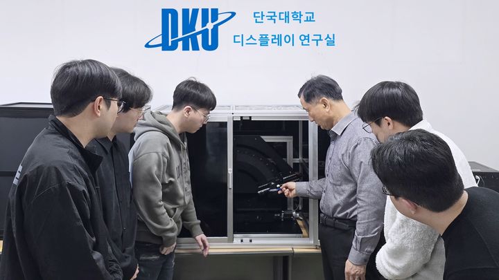 [용인=뉴시스]개발 기술을 시연하고 있는 단국대 연구팀(사진=단국대 제공)2026.01.06.photo@newsis.com *재판매 및 DB 금지