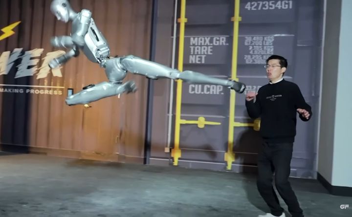 [뉴시스] 중국 로봇 기업 유니트리 로보틱스(Unitree Robotics)가 고난도 무술 동작을 수행하는 휴머노이드 로봇 'H2'의 훈련 영상을 공개했다. H2가 사람을 상대로 날아차기 동작을 하는 모습. (사진 = 'OTOFOOTAGE' 유튜브 캡처) 2026.01.06. *재판매 및 DB 금지