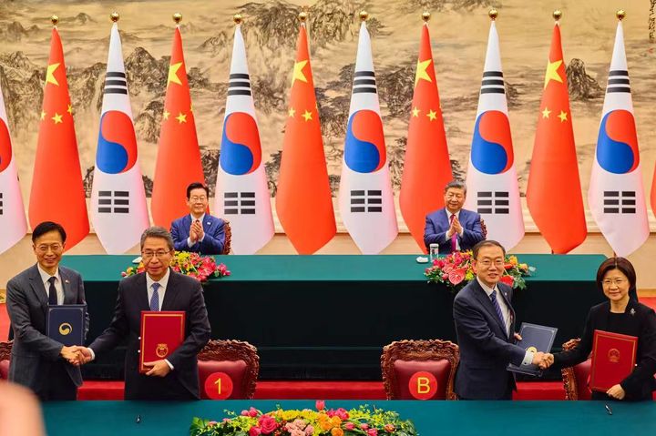 [베이징=뉴시스] 이명구 관세청장(앞줄 오른쪽서 두번째)이 5일 중국 베이징에서 쑨 메이쥔 중국 해관총서장과 지식재산권 보호를 위한 상호 협력에 관한 양해각서를 체결한 뒤 기념 촬영하고 있다.(사진=관세청 제공) *재판매 및 DB 금지