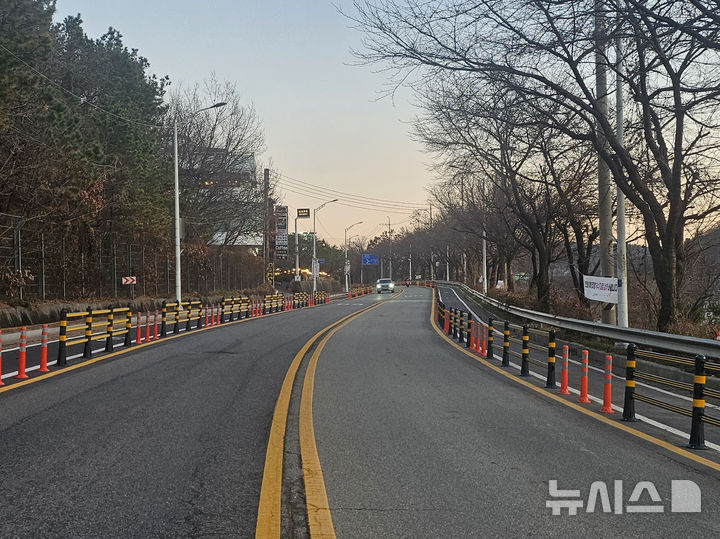 [성남=뉴시스]성남시 청계산로 자전거도로에 설치된 안전시설물(사진=성남시 제공)2026.01.06.photo@newsis.com