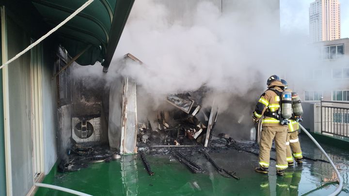 울산 주상복합 발코니 화재, 20여분만에 진화…사상없어