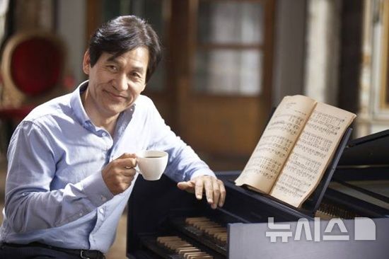 동서식품 '38년 동행' 안성기 추모…"깊은 애도"