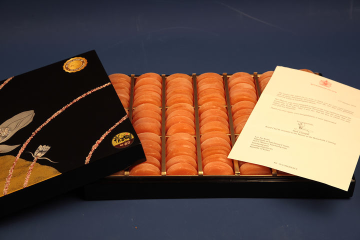 [산청=뉴시스] 산청곶감 엘리자베스 영국 여왕 선물 (사진=산청군 제공) 2026. 01. 06. photo@newsis.com *재판매 및 DB 금지