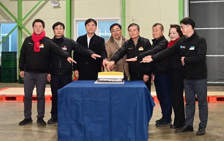  [청송=뉴시스] '2026 청송군 농산물공판장 초매식'에서 떡 절단식이 진행되고 있다. (사진=청송군 제공) 2026.01.06. photo@newsis.com *재판매 및 DB 금지