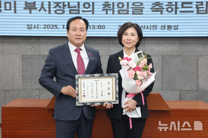 [오산=뉴시스] 이권재 시장이(사진 왼쪽) 제27대 신임 윤영미 부시장과 기념사진을 찍고 있다. (사진=오산시 제공) 2026.01.06.photo@newswith01@newsis.com 