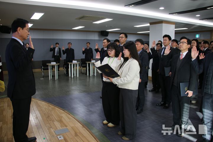 [세종=뉴시스]한국석유관리원은 새해를 맞아 본사에서 시무식을 열고 전 임직원이 근로자의 생명·안전 확보와 반부패·청렴 실천 의지를 다짐했다.(사진=석유관리원 제공)